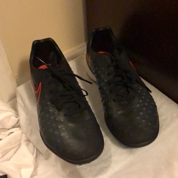 Nike Magistax size 6Y sneakers - Picture 1 of 3